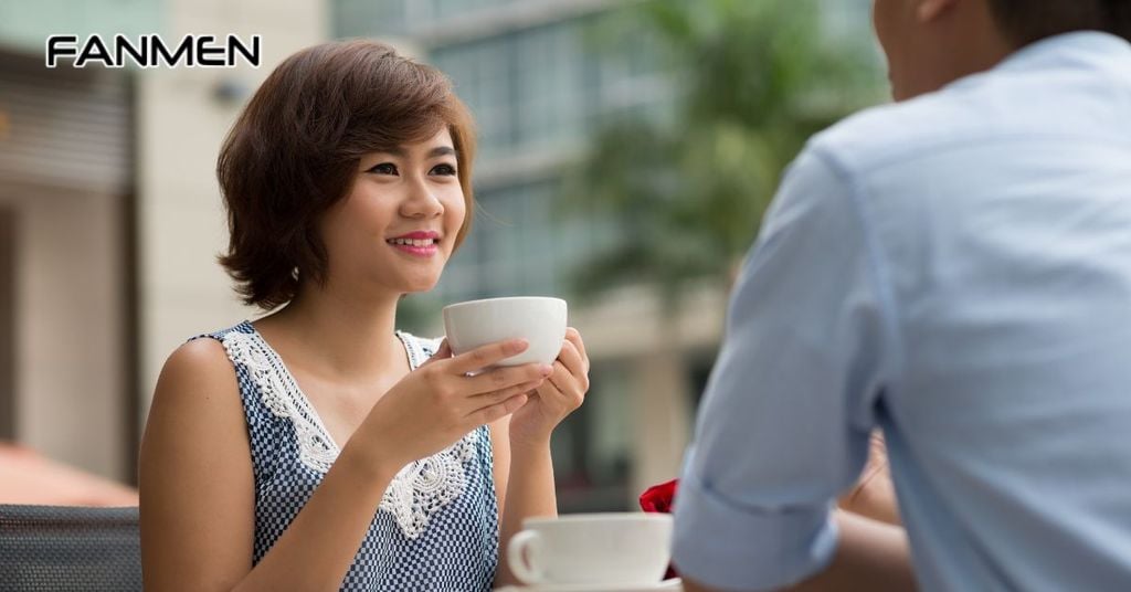 Cô gái ấy luôn chăm chú khi nói chuyện cùng bạn