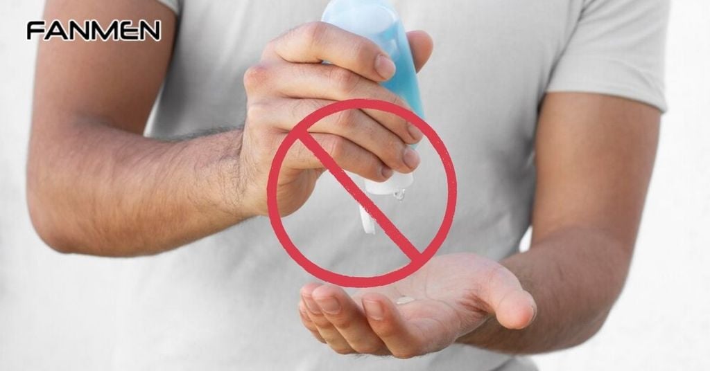 Sử dụng các sản phẩm có chứa chất tẩy rửa mạnh hoặc dị ứng