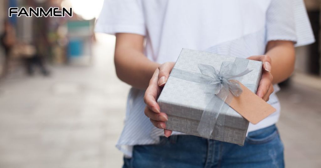 tặng quà cho con trai trong lớp