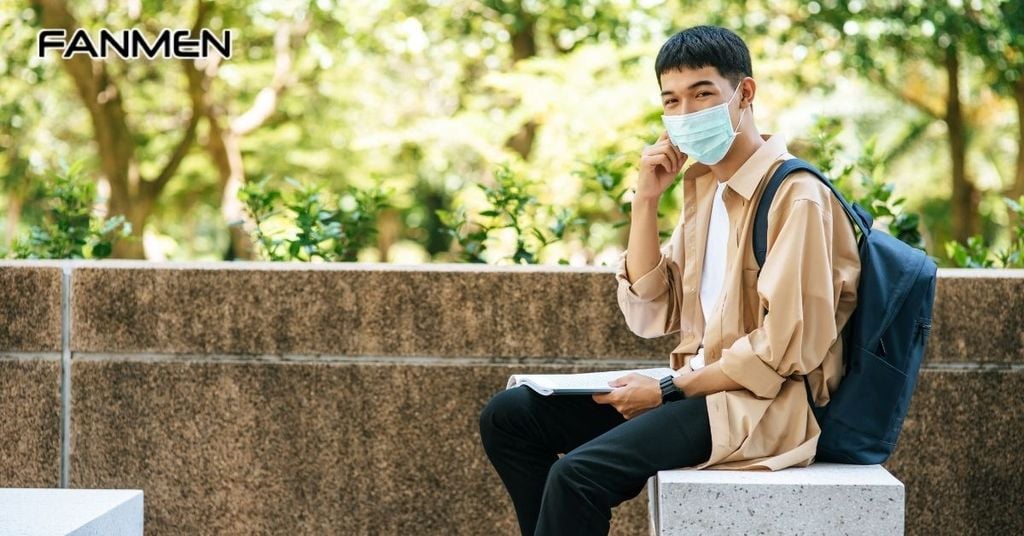 Đeo khẩu trang mỗi khi ra đường