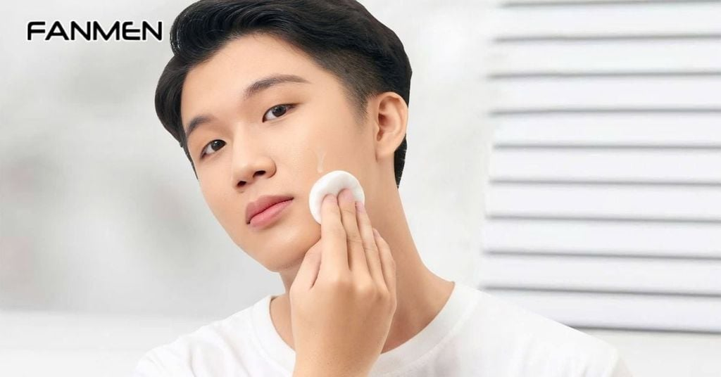 Dùng toner cấp ẩm dịu nhẹ