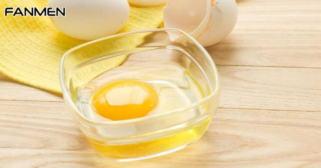 Mặt nạ lòng một mụn đầu đen với lòng trắng trứng gà và mật ong