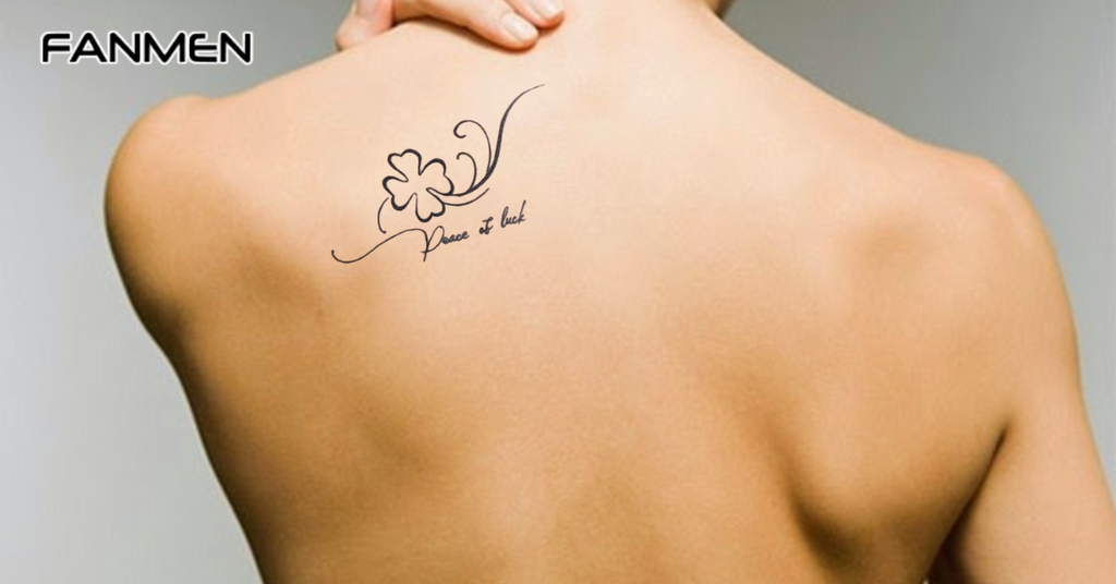 Hình xăm cỏ 4 lá ở sau lưng