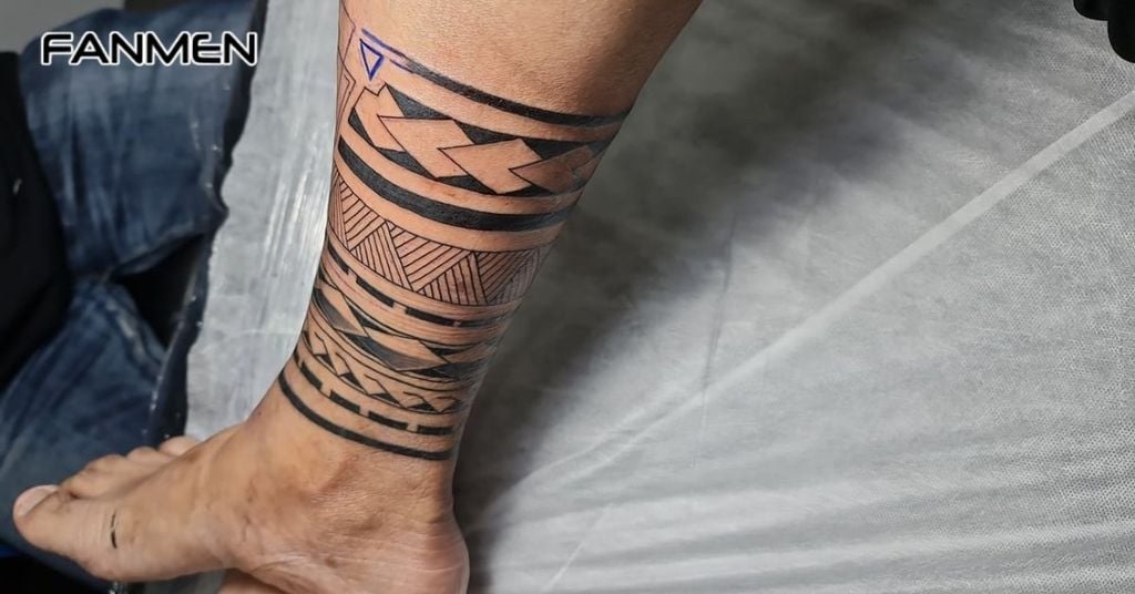 Hình Xăm Cổ Chân Nam Tối Giản 3