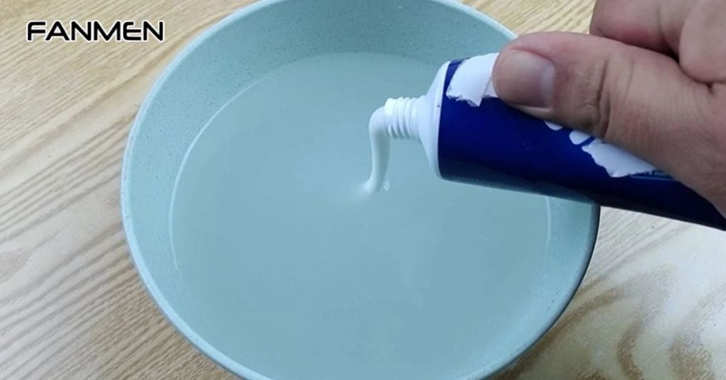 Sử dụng nước vo gạo đậm đặc kết hợp với kem đánh răng