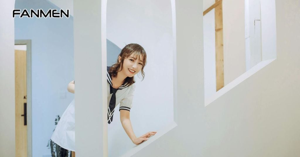 Nàng thường lén nhìn bạn