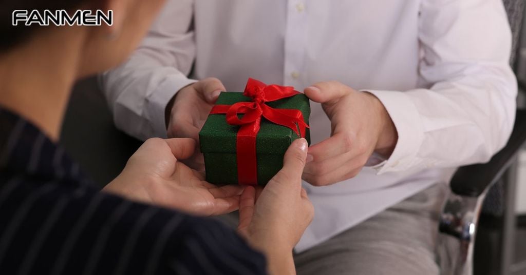 Nên tặng quà cho đồng nghiệp nam vào những thời điểm nào