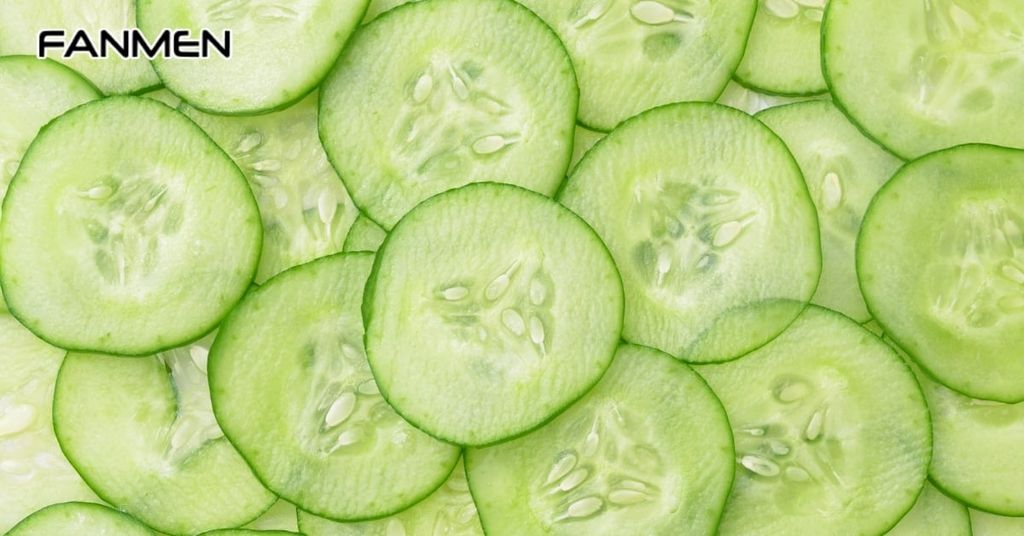 Ngậm lát dưa chuột trong miệng