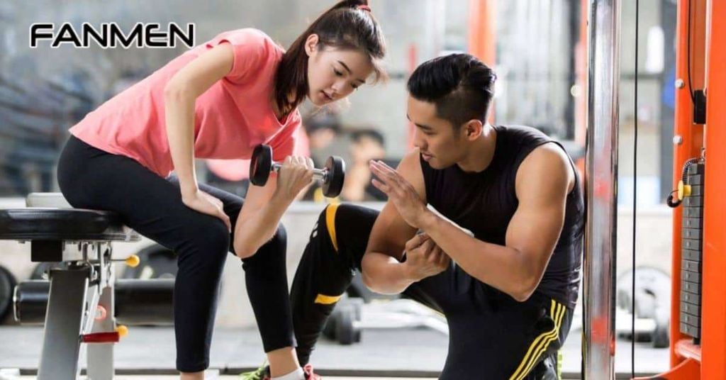 Quan sát và tìm cơ hội bắt chuyện với nàng