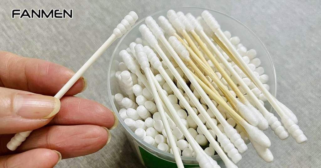 Sử dụng tăm bông hoặc ngón tay