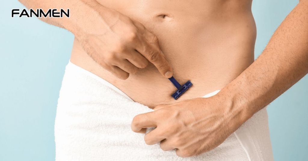 Tỉa lông vùng kín nam bằng dao cạo