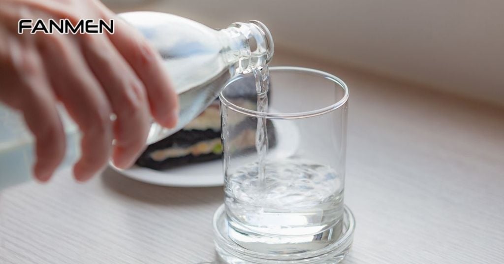 Uống đủ nước để chăm sóc da mặt luôn trắng mịn